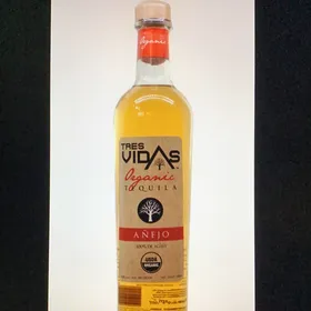 Tres Vidas Añejo