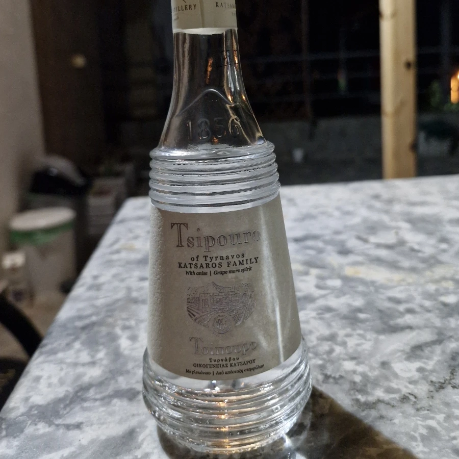Tsipouro with anise-Katsaros