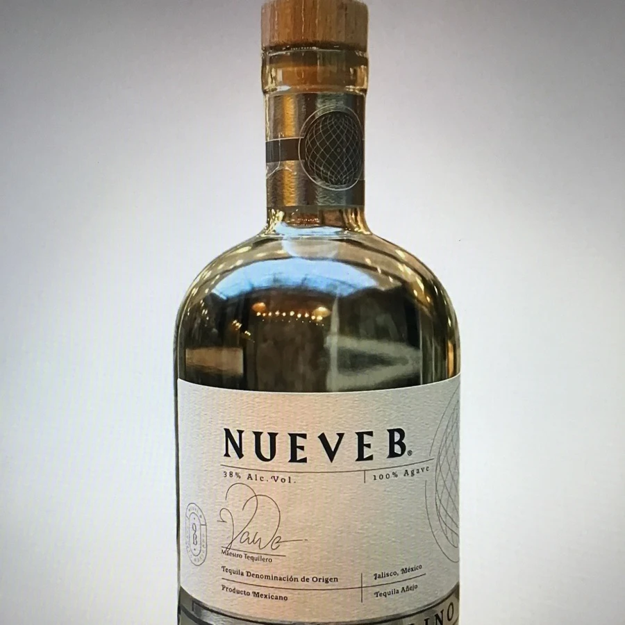 Nueve B. Añejo Cristalino