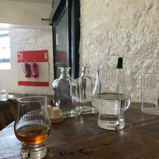 Laphroaig 18yo Straight from the Cask, Distillery exclusive