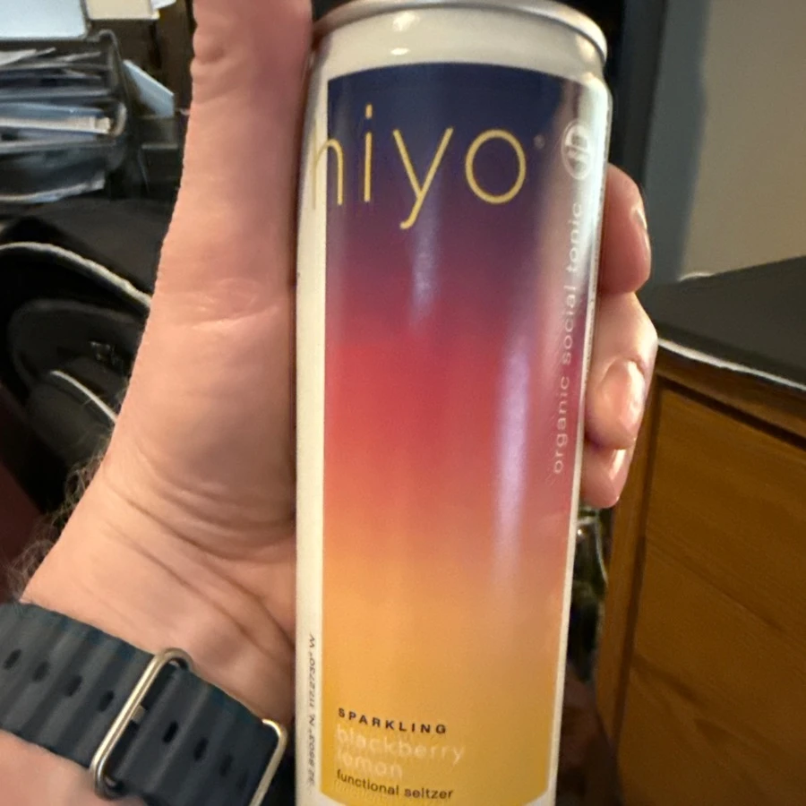 hiyo Sparkling blackberry lemon functional seltzer