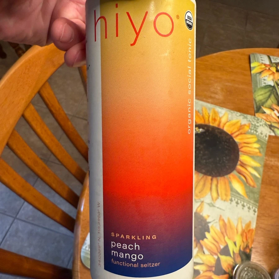 hiyo Sparkling Peach Mango functional seltzer